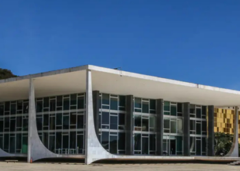 STF estabelece que recreio de professores de escolas e faculdades particulares é, em regra, parte da jornada de trabalho, mas permite exceções quando comprovado uso pessoal do tempo.