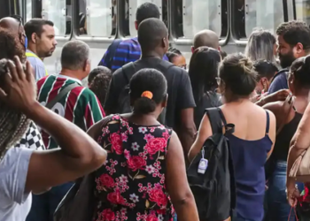 IBGE divulga queda histórica no número de brasileiros em busca de emprego em todas as faixas de procura no terceiro trimestre de 2025, com menor taxa de desocupação desde 2012, chegando a 5,6%.