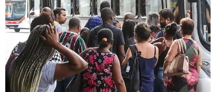IBGE divulga queda histórica no número de brasileiros em busca de emprego em todas as faixas de procura no terceiro trimestre de 2025, com menor taxa de desocupação desde 2012, chegando a 5,6%.