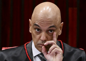 Alexandre de Moraes concedeu prisão domiciliar a idosos condenados pelo 8 de Janeiro. Medida inclui tornozeleira, veto às redes sociais e outras restrições.