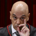 Alexandre de Moraes concedeu prisão domiciliar a idosos condenados pelo 8 de Janeiro. Medida inclui tornozeleira, veto às redes sociais e outras restrições.