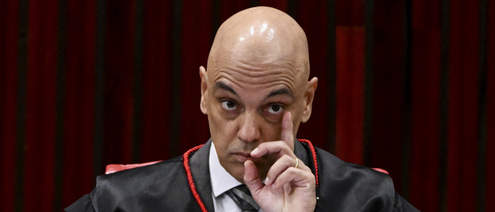 Alexandre de Moraes concedeu prisão domiciliar a idosos condenados pelo 8 de Janeiro. Medida inclui tornozeleira, veto às redes sociais e outras restrições.
