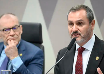 A Polícia Federal deflagra Operação Compliance Zero contra fraudes financeiras que podem ter movimentado R$ 12 bilhões, com prisões de executivos e liquidação extrajudicial do Banco Master.