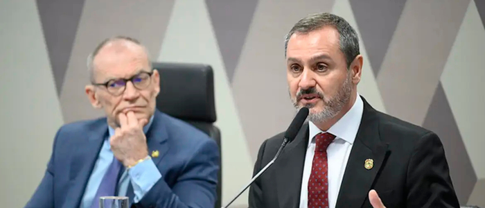 A Polícia Federal deflagra Operação Compliance Zero contra fraudes financeiras que podem ter movimentado R$ 12 bilhões, com prisões de executivos e liquidação extrajudicial do Banco Master.