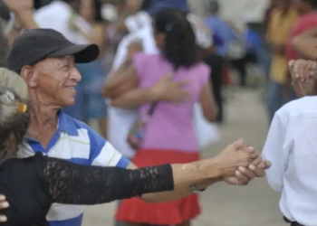Expectativa de vida no Brasil chega a 76,6 anos em 2024, o maior nível já registrado pelo IBGE. Diferença entre homens e mulheres permanece alta, e mortalidade infantil segue em queda.