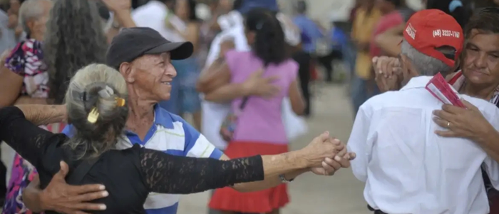 Expectativa de vida no Brasil chega a 76,6 anos em 2024, o maior nível já registrado pelo IBGE. Diferença entre homens e mulheres permanece alta, e mortalidade infantil segue em queda.