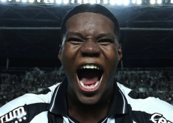 Botafogo vence o Sport de virada por 3 a 2 no Nilton Santos, com destaque para o jovem atacante José Kadir, que marcou dois gols. Alvinegro sobe para 5ª na Série A.