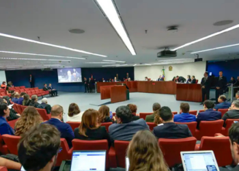 STF inicia julgamento do núcleo 3 da trama golpista de Bolsonaro, com nove militares e um policial federal acusados de organização criminosa armada, dano qualificado e grave ameaça.