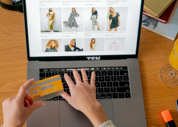 Levantamento nacional mostra que Geração Z e Millennials usam IA e redes sociais para compras, enquanto Geração X e Baby Boomers buscam confiança e pesquisa no Google e lojas físicas. Descubra como cada geração influencia o mercado até 2026.