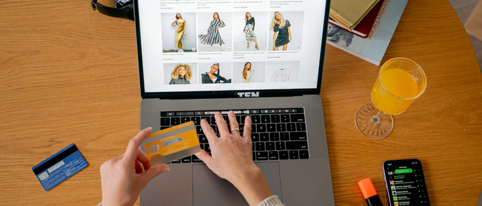 Levantamento nacional mostra que Geração Z e Millennials usam IA e redes sociais para compras, enquanto Geração X e Baby Boomers buscam confiança e pesquisa no Google e lojas físicas. Descubra como cada geração influencia o mercado até 2026.