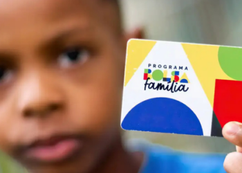 A Caixa Econômica Federal iniciou o pagamento do Bolsa Família para beneficiários com NIS final 6. Saiba valores, composição do benefício, calendário e regras de proteção.