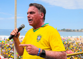 A Primeira Turma do STF inicia julgamento virtual sobre a prisão preventiva de Jair Bolsonaro. Até o momento, dois votos favoráveis foram registrados, destacando descumprimento de medidas cautelares e risco de desordem pública.