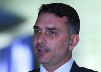 Após a prisão preventiva de Jair Bolsonaro, o Partido Liberal articula aprovação de projeto de anistia para participantes dos atos de 8 de janeiro. Flávio Bolsonaro lidera mobilização política no Congresso.