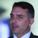 Após a prisão preventiva de Jair Bolsonaro, o Partido Liberal articula aprovação de projeto de anistia para participantes dos atos de 8 de janeiro. Flávio Bolsonaro lidera mobilização política no Congresso.