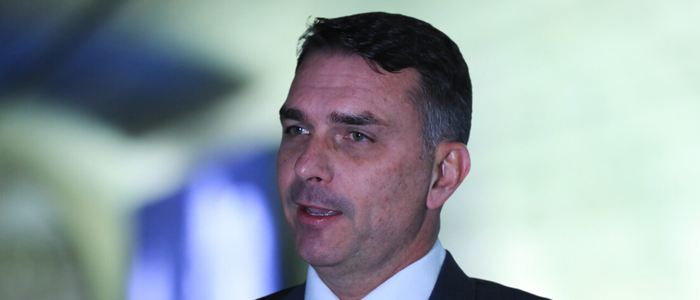 Após a prisão preventiva de Jair Bolsonaro, o Partido Liberal articula aprovação de projeto de anistia para participantes dos atos de 8 de janeiro. Flávio Bolsonaro lidera mobilização política no Congresso.
