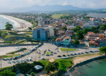 O Natal de Luz de Saquarema 2025, com gastos de R$ 11,3 milhões em decoração, é alvo de análise do TCE e críticas de moradores sobre prioridade de investimentos.