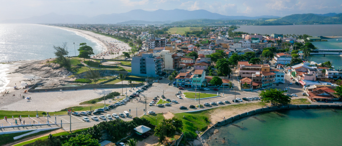O Natal de Luz de Saquarema 2025, com gastos de R$ 11,3 milhões em decoração, é alvo de análise do TCE e críticas de moradores sobre prioridade de investimentos.