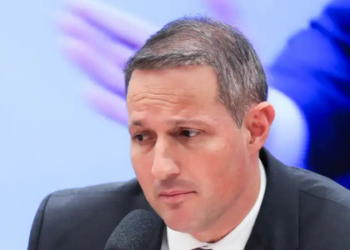 O deputado Guilherme Derrite revisou o PL Antifacção para permitir que a Polícia Federal atue com as polícias estaduais sem autorização do governador.