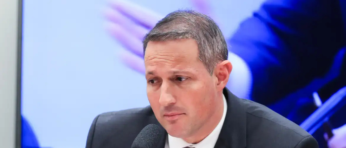 O deputado Guilherme Derrite revisou o PL Antifacção para permitir que a Polícia Federal atue com as polícias estaduais sem autorização do governador.