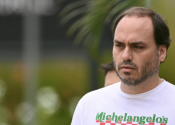 Ministério Público do Rio decide retomar investigação envolvendo gabinete de Carlos Bolsonaro e possível desvio de salários de assessores.