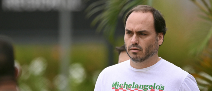 Ministério Público do Rio decide retomar investigação envolvendo gabinete de Carlos Bolsonaro e possível desvio de salários de assessores.