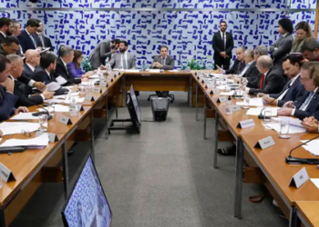 Governo federal alerta para pontos polêmicos do Projeto de Lei Antifacção, incluindo atuação da Polícia Federal e aplicação da Lei Antiterrorismo, enquanto Câmara busca consenso para votação.