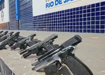 Polícia apreende 30 pistolas em ônibus de turismo e frustra entrega ao Alemão