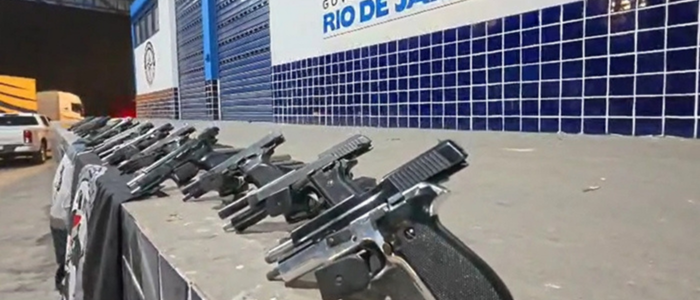 Polícia apreende 30 pistolas em ônibus de turismo e frustra entrega ao Alemão