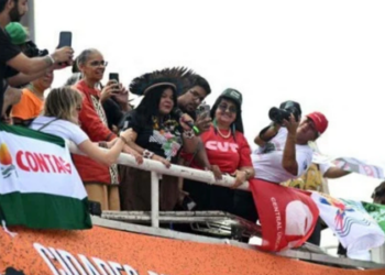 A Ministra dos Povos Indígenas do Brasil, Sônia Guajajara (C), fala ao lado da Ministra do Meio Ambiente do Brasil, Marina Silva (C E), durante a chamada "Grande Marcha do Povo"
