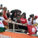 A Ministra dos Povos Indígenas do Brasil, Sônia Guajajara (C), fala ao lado da Ministra do Meio Ambiente do Brasil, Marina Silva (C E), durante a chamada "Grande Marcha do Povo"