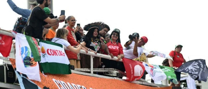 A Ministra dos Povos Indígenas do Brasil, Sônia Guajajara (C), fala ao lado da Ministra do Meio Ambiente do Brasil, Marina Silva (C E), durante a chamada "Grande Marcha do Povo"