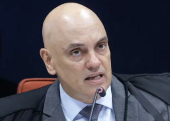 Ministro do STF, Alexandre de Moraes, determina que militares não usarão uniforme durante interrogatórios em processos civis, garantindo direitos constitucionais e evitando conflito institucional.