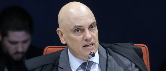 Ministro do STF, Alexandre de Moraes, determina que militares não usarão uniforme durante interrogatórios em processos civis, garantindo direitos constitucionais e evitando conflito institucional.