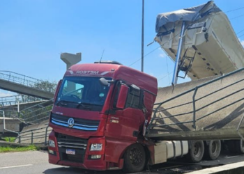 Caminhão com caçamba erguida causa queda de passarela e mata motorista na BR-116
