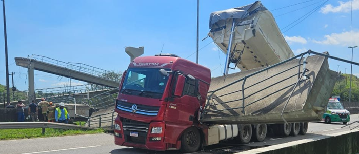 Caminhão com caçamba erguida causa queda de passarela e mata motorista na BR-116