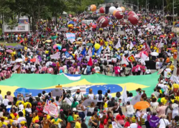 Cerca de 500 mil pessoas participaram da 2ª Marcha Nacional das Mulheres Negras em Brasília, destacando reparação, igualdade de direitos e combate à violência estrutural.