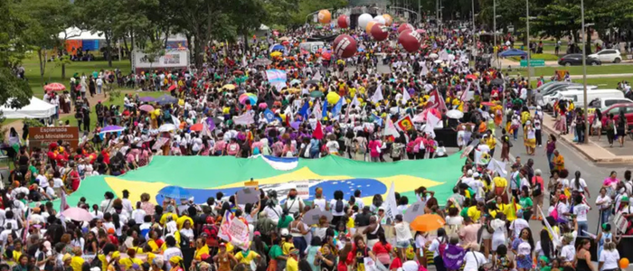 Cerca de 500 mil pessoas participaram da 2ª Marcha Nacional das Mulheres Negras em Brasília, destacando reparação, igualdade de direitos e combate à violência estrutural.