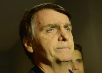 A defesa de Jair Bolsonaro informou ao ministro Alexandre de Moraes que o ex-presidente não utilizou celular durante visita de Nikolas Ferreira, apesar de imagens que geraram notícia-crime no STF.