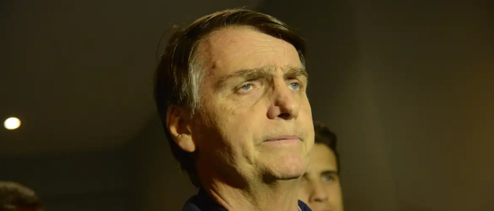 A defesa de Jair Bolsonaro informou ao ministro Alexandre de Moraes que o ex-presidente não utilizou celular durante visita de Nikolas Ferreira, apesar de imagens que geraram notícia-crime no STF.