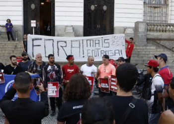 Entregadores realizam protesto no Rio contra mudanças do iFood, contestando o modelo +Entregas e denunciando queda de ganhos e falta de autonomia. Reclamações também envolvem o sistema EntreGô.