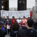 Entregadores realizam protesto no Rio contra mudanças do iFood, contestando o modelo +Entregas e denunciando queda de ganhos e falta de autonomia. Reclamações também envolvem o sistema EntreGô.
