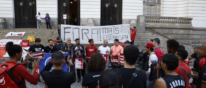 Entregadores realizam protesto no Rio contra mudanças do iFood, contestando o modelo +Entregas e denunciando queda de ganhos e falta de autonomia. Reclamações também envolvem o sistema EntreGô.