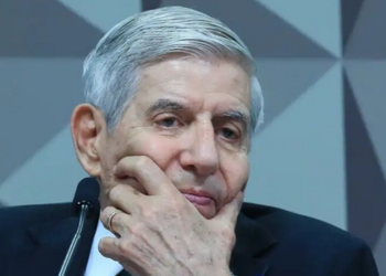 Ministro Alexandre de Moraes concede cinco dias para a defesa de Augusto Heleno apresentar provas do diagnóstico de Alzheimer. Pedido de domiciliar é analisado enquanto o general cumpre pena por participação em tentativa de golpe.