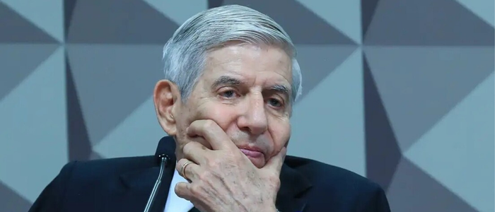 Ministro Alexandre de Moraes concede cinco dias para a defesa de Augusto Heleno apresentar provas do diagnóstico de Alzheimer. Pedido de domiciliar é analisado enquanto o general cumpre pena por participação em tentativa de golpe.