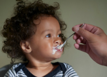 Estudo da ONG Public Eye denuncia que Nestlé comercializa cereais infantis com alto teor de açúcar em países africanos, contrariando diretrizes nutricionais globais e levantando preocupações sobre saúde infantil.