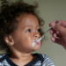 Estudo da ONG Public Eye denuncia que Nestlé comercializa cereais infantis com alto teor de açúcar em países africanos, contrariando diretrizes nutricionais globais e levantando preocupações sobre saúde infantil.