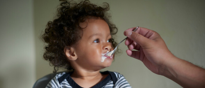 Estudo da ONG Public Eye denuncia que Nestlé comercializa cereais infantis com alto teor de açúcar em países africanos, contrariando diretrizes nutricionais globais e levantando preocupações sobre saúde infantil.