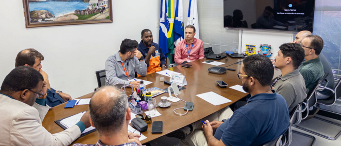 Macaé lança Plano Verão 2025/2026 com ações da Enel e prefeitura para prevenir quedas de energia, modernizar a rede elétrica e garantir segurança e eficiência durante a temporada de verão.