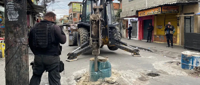 O Senado aprovou o PL 3191/24, que criminaliza o uso de barricadas para facilitar crimes. Projeto segue para análise da Câmara e respeita direito a protestos pacíficos.