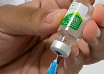 Campanha de vacinação contra o sarampo atende pessoas de 5 a 59 anos em unidades de saúde. A tríplice viral protege contra sarampo, caxumba e rubéola, e a imunização é essencial para prevenir novos casos.